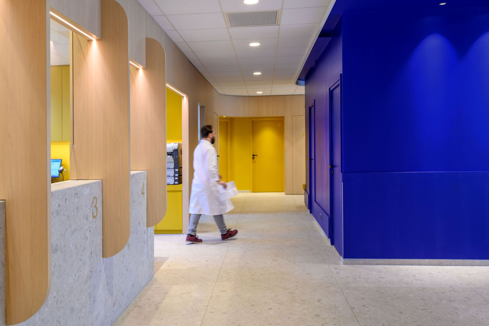 Couloir du laboratoire Biocentre, sol en grand format